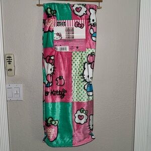 HELLO KITTY APPLE BOXES THROW (FIRM PRICE)